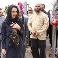 Saat mengunjungi Kilbirnie Mosque pada Minggu (17/03/2019), ia juga kembali memakai pashmina dan busana tertutup untuk menghormati komunitas muslim yang hadir di sana. Foto: Getty Images