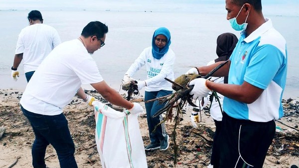Aksi Bersih-bersih Pantai Pelajar SMA di Balikpapan