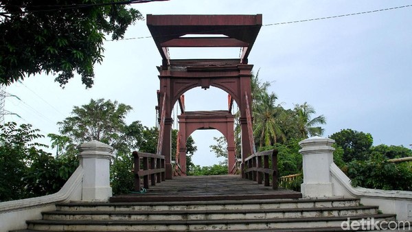 Jembatan Kota Intan juga tak jarang didatangi wisatawan. Masih merupakan salah satu cagar budaya Jakarta, lokasinya masih berada di dalam kompleks kota tua. (Rifkianto Nugroho)