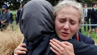 Rasa haru menyelimuti peristiwa ini, Senin (18/3). REUTERS/Jorge Silva.