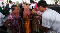 Nenek-nenek pun juga ikut antre untuk mendapatkan paket pangan murah.