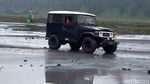 Limpasan Air Membelah Lautan Pasir Gunung Bromo