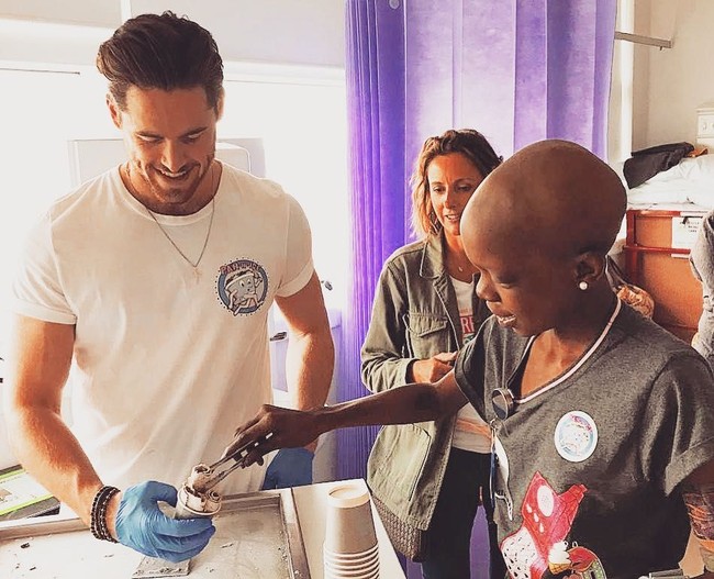 Setelah terjadi pro kontra, Rob pun menghapus video kontroversial tersebut dari Tik Tok. Namun Rob menyesalkan dari sekian banyak video yang telah ia unggah, hanya rekaman itu yang jadi viral dan jadi perhatian. Padahal ada pula video yang memperlihatkan ia sedang bercanda dengan pelanggan dan saat bercengkerama dengan pasien anak-anak di rumah sakit. Foto: Instagram/@robhuysinga