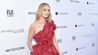 Rosie Huntington-Whiteley saat menghadiri sebuah acara di California, AS pada akhir pekan lalu. Neilson Barnard/Getty Images for Daily Front Row