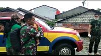 Melihat Aksi Prajurit TNI Gendong Lansia Korban Banjir Sentani