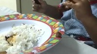 Pada 3 Mei 2018, Chua membagikan betapa lahapnya Raja saat memakan ikan goreng buatannya. Nyam! Foto: Instagram chuakotak