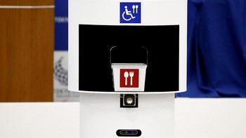 Robot DSR ini bisa membantu membawakan sejumlah barang. (Foto: REUTERS/Kim Kyung-hoon)