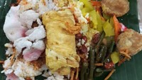Nasi gurih ini lauknya sederhana,  telur dadar dan perkedel dengan tambahan tumis buncis, kerupuk dan sambal tauco. Sedap!  Foto: Instagram @_merryling23
