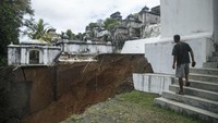 Warga melihat bekas longsor di Kompleks Makam Raja Mataram, Imogiri, Bantul, DI Yogyakarta, Senin (18/3/2019). ANTARA FOTO/Hendra Nurdiyansyah.