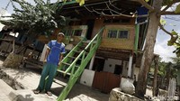 Ini adalah H. Salam, ia merupakan salah satu warga yang menyulap rumahnya menjadi penginapan atau homestay untuk para pelancong yang mengunjungi kawasan Pulau Komodo, NTT. H. Salim mengelola homestay tersebut sejak tahun 2014 lalu.