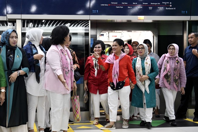 Hari ini, Senin (18/3/2019), giliran Ibu Negara Iriana Jokowi mencoba moda transportasi baru MRT dengan rute Stasiun Bundaran HI - Lebak Bulus pergi pulang. Turut mendampingi Iriana, ada Mufidah Jusuf Kalla dan ibu-ibu yang tergabung dalam Organisasi Aksi Solidaritas Era (OASE) Kabinet Kerja. Foto: Antara Foto/Puspa Perwitasari