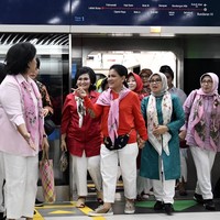 Hari ini, Senin (18/3/2019), giliran Ibu Negara Iriana Jokowi mencoba moda transportasi baru MRT dengan rute Stasiun Bundaran HI - Lebak Bulus pergi pulang. Turut mendampingi Iriana, ada Mufidah Jusuf Kalla dan ibu-ibu yang tergabung dalam Organisasi Aksi Solidaritas Era (OASE) Kabinet Kerja. Foto: Antara Foto/Puspa Perwitasari