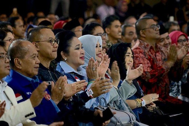 Selama Debat Cawapres berlangsung, Nur Asia duduk di barisan penonton mendukung penuh sang suami. Tampil serba biru, penampilannya senada dengan Titiek Soeharto, mantan istri Prabowo Subianto, pasangan Sandiaga Uno di Pilpres 2019. Foto: Dok. Instagram @nurasiauno