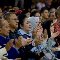 Selama Debat Cawapres berlangsung, Nur Asia duduk di barisan penonton mendukung penuh sang suami. Tampil serba biru, penampilannya senada dengan Titiek Soeharto, mantan istri Prabowo Subianto, pasangan Sandiaga Uno di Pilpres 2019. Foto: Dok. Instagram @nurasiauno