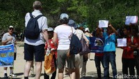 Para turis Norwegian Jewel terlihat senang bersandar di Pulau Komodo (Dikhy Sasra/detikcom)
