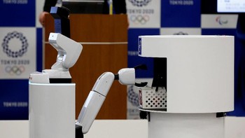 Robot HSR (kiri) mengambil keranjang dari robot DSR dalam sebuah bentuk kolaborasi keduanya. (Foto: REUTERS/Kim Kyung-hoon)