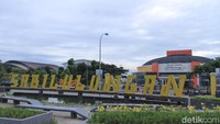 Ada tulisan TAMAN SABILULUNGAN berwarna kuning dan berlatar Gedong Budaya Sabilulungan. Tulisan tersebut dikelilingi bunga berwarna kuning dan menambah keindahan taman ini (Wisma Putra/detikcom) 
