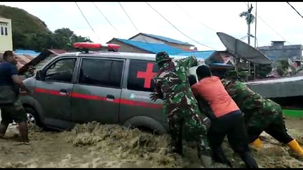 Melihat Aksi Prajurit TNI Gendong Lansia Korban Banjir Sentani