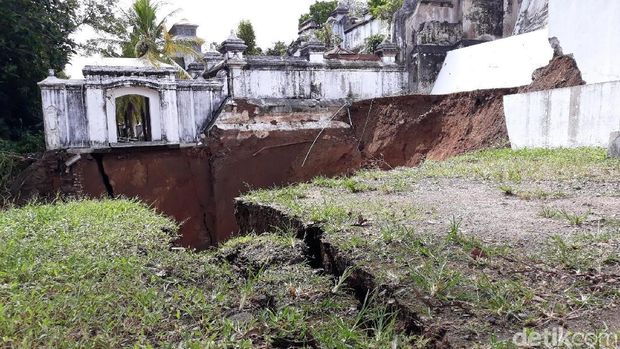 Longsor di kompleks pemakaman Raja Mataram, Imogiri. 