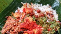Lauk nasi gurih bisa dipilih sesuai selera.  Suwir daging, sambal kentang, oseng buncis dan sambal juga enak. Foto: Instagram @herlineats