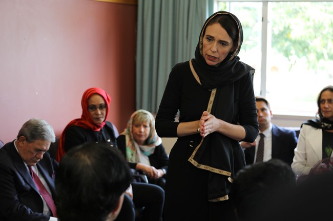 Perdana Menteri termuda di New Zealand itu menyampaikan duka yang mendalam kepada para keluarga korban. Ia pun mengutuk keras kejadian tersebut dan menyebutnya sebagai aksi terorisme yang sesungguhnya. Foto: Getty Images