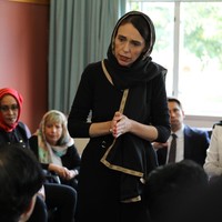 Perdana Menteri termuda di New Zealand itu menyampaikan duka yang mendalam kepada para keluarga korban. Ia pun mengutuk keras kejadian tersebut dan menyebutnya sebagai aksi terorisme yang sesungguhnya. Foto: Getty Images
