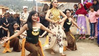 Acara Ruwatan Lembur Kampung Cibedug juga dimeraihkan dengan tarian tradisional yang para penarinya geulis-geulis loh...