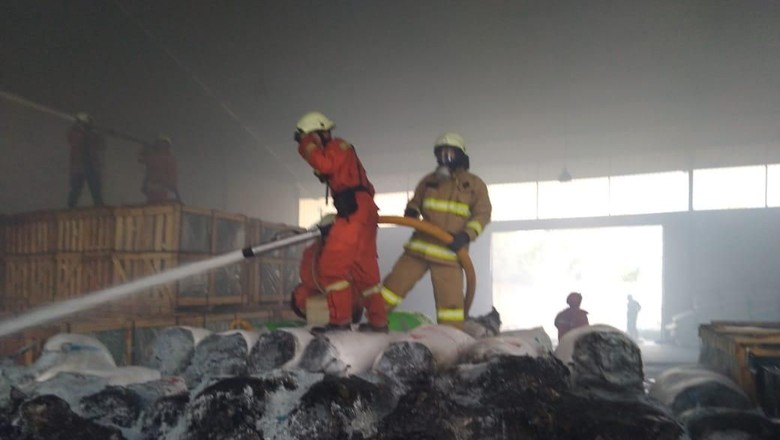 Petugas Padamkan Kebakaran di Gudang Stirofoam Penjaringan Jakut Petugas Padamkan Kebakaran di Gudang Stirofoam Penjaringan Jakut