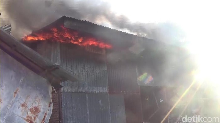 Gudang Penyimpanan Barang Bekas di Makassar Terbakar