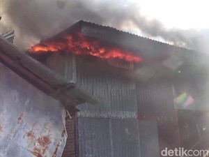 Gudang Penyimpanan Barang Bekas di Makassar Terbakar
