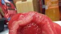 Petani yang satu ini sempat dibuat bingung, karena ketika ia membelah tomat hasil kebunnya. Ia justru menemukan buah strawberry yang tumbuh di dalamnya. Foto: Boredpanda