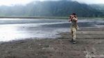 Limpasan Air Membelah Lautan Pasir Gunung Bromo