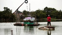 Warga tersebut menggunakan alat penangkap ikan tradisional saat memancing di setu tersebut.