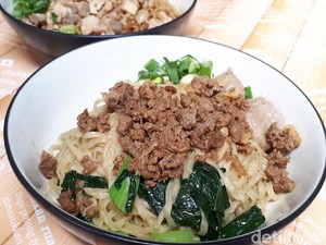Mie Keriting Luwes: Mie Daging Sapi dan Yamin Enak Dekat Stasiun Sudirman
