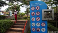 Di dalam taman tersebut juga terdapat papan informasi dan tata tertib bagi para pengunjung yang menikmati ruang terbuka hijau itu.