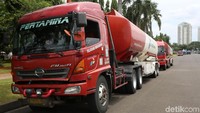 Pantauan di lokasi, kedua mobil tangki Pertamina berisi biosolar itu diparkir di silang Monas, Senin (18/3/2019).