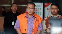 Tak ada sepatah katapun yang terlontar dari tersangka saat memasuki gedung anti rasuah KPK Jakarta untuk jalani pemeriksaan.