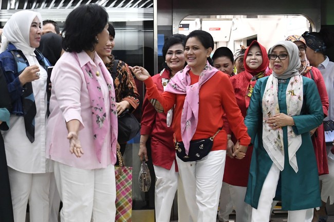 Tidak ketinggalan, tas pinggang Chanel yang dihiasi bros jangkar dan topi nakhoda turut menyertai gaya Iriana ber-MRT kala itu. Dilihat di situs Joli Closet, tas dari koleksi Métiers D’art Paris-Hamburg 2018 itu dijual seharga 2.650 euro atau sekitar Rp 42 juta. Foto: Antara Foto/Puspa Perwitasari