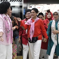 Tidak ketinggalan, tas pinggang Chanel yang dihiasi bros jangkar dan topi nakhoda turut menyertai gaya Iriana ber-MRT kala itu. Dilihat di situs Joli Closet, tas dari koleksi Métiers D’art Paris-Hamburg 2018 itu dijual seharga 2.650 euro atau sekitar Rp 42 juta. Foto: Antara Foto/Puspa Perwitasari