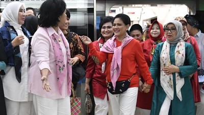 Jajal MRT, Iriana Jokowi Pakai Scarf Bertulisan Namanya dan Tas Chanel