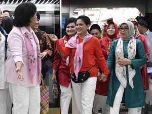 Gaya Iriana Jokowi Saat Jajal MRT
