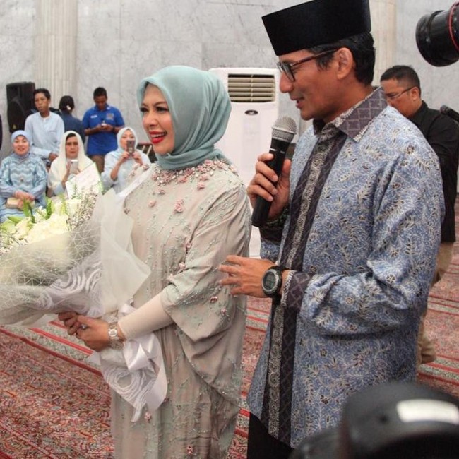 Ini adalah momen ketika Sandiaga Uno memberikan ucapan selamat ulang tahun pada Nur Asia. Sandiaga tidak segan menunjukkan rasa sayangnya pada sang istri di depan publik. Foto: Dok. Instagram @nurasiauno