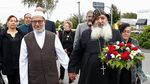 Imam Masjid dan Pastor Berpelukan Usai Penembakan di Selandia Baru