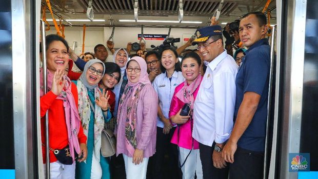 Minta Pesawat Turunkan Tiket, Menhub: Perhatikan Masyarakat!