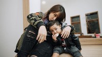 Meksi masih menjadi personel grup band Kotak, Chua tetap sering menghabiskan waktu dengan sang anak. Foto: Instagram chuakotak