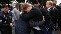 Mereka berbaris dan memberikan pelukan kepada muslim yang mereka lihat. REUTERS/Jorge Silva.