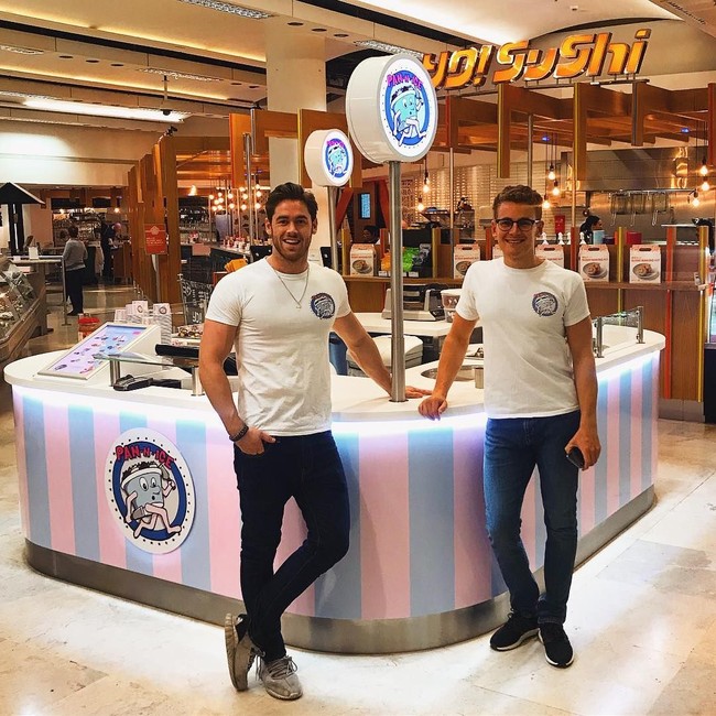Bersama seorang temannya, Rob mendirikan es krim Pan n Ice dan kini menjabat sebagai CEO. Saat ini gerai es krim nya sudah memiliki dua cabang yakni di London dan Manchester. Foto: Instagram/@robhuysinga
