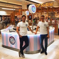 Bersama seorang temannya, Rob mendirikan es krim Pan n Ice dan kini menjabat sebagai CEO. Saat ini gerai es krim nya sudah memiliki dua cabang yakni di London dan Manchester. Foto: Instagram/@robhuysinga