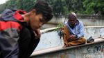 Aksi Warga Ramai-ramai Mancing Ikan di Kali Gunung Sahari