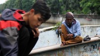 Tak hanya orang tua, ada pula anak muda yang ikut memancing di kali tersebut.
